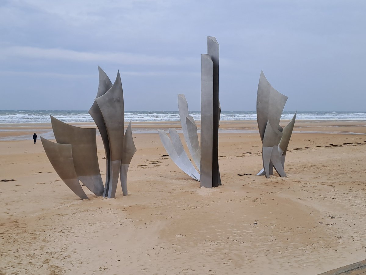 Sculpture contemporaine en métal sur une plage de Bretagne.