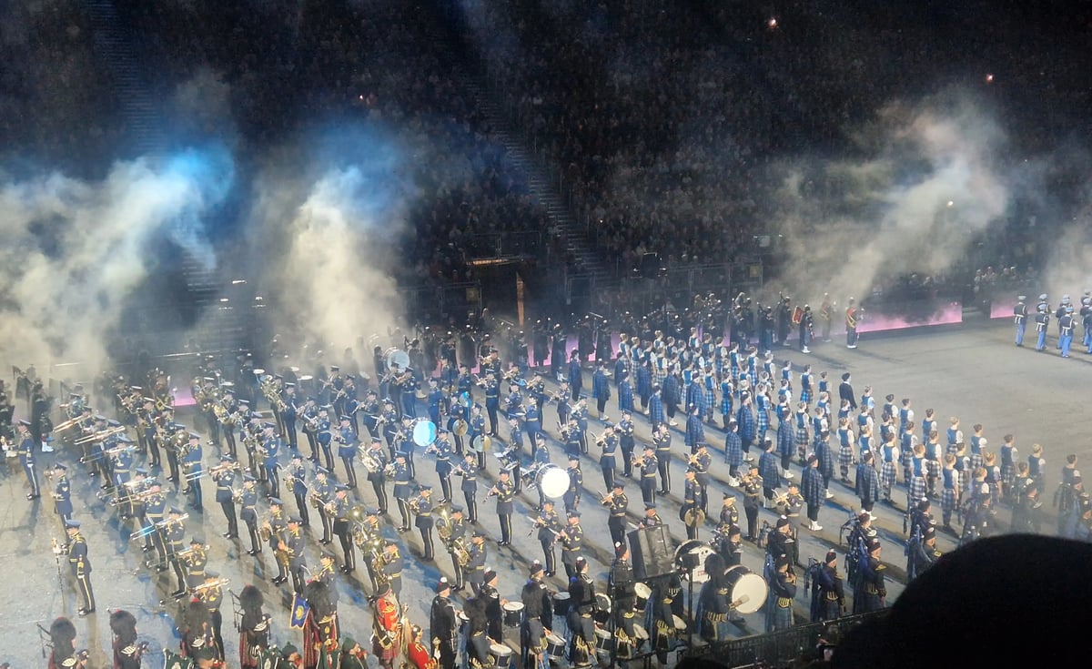 Grosses Finale mit Musikern und Tänzerinnen beim Royal Edinburgh Military Tattoo.