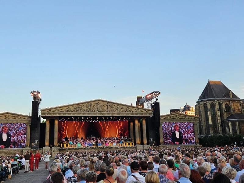 Scène du concert d’André Rieu sur la place Vrijthof et public nombreux au coucher du soleil