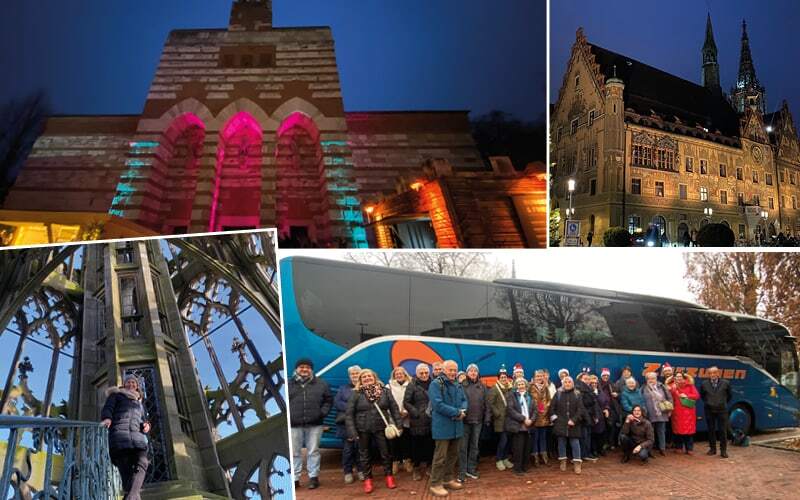 Groupe de voyageurs devant le car Zerzuben, façades illuminées la nuit et galerie de pierre gothique