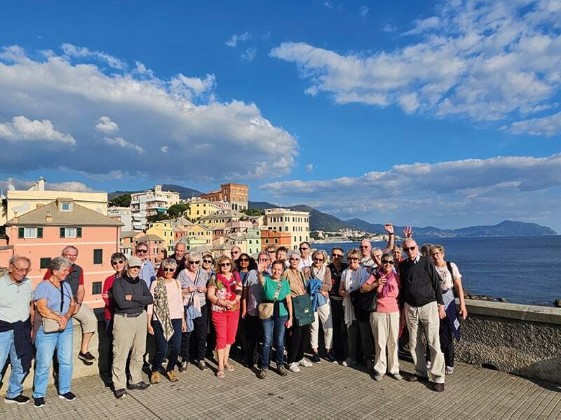 Groupe de voyageurs devant les maisons colorées de Boccadasse, au bord de la mer à Gênes