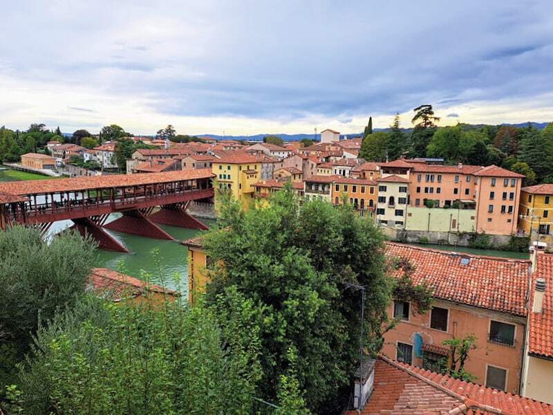Pont couvert des Alpini sur la Brenta et toits de Bassano del Grappa