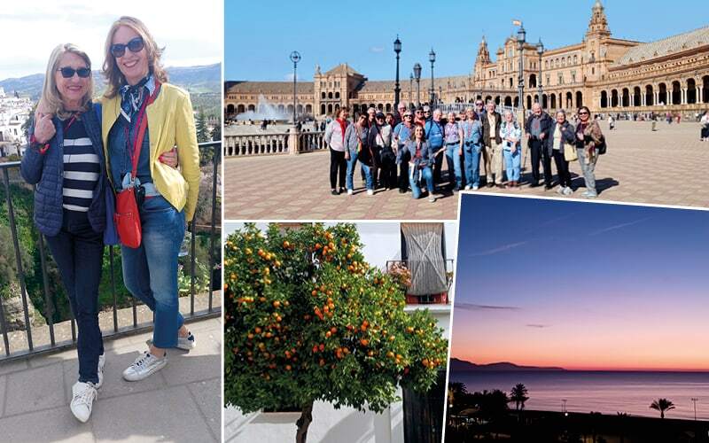 Groupe posant sur la Plaza de España, oranger chargé de fruits et crépuscule sur la mer
