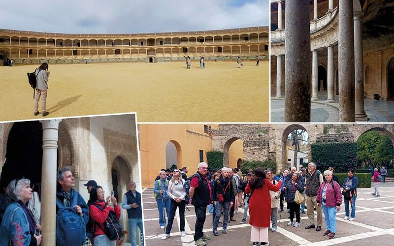 Arènes de Ronda, colonnade circulaire et groupe écoutant une guide dans la cour d’un palais