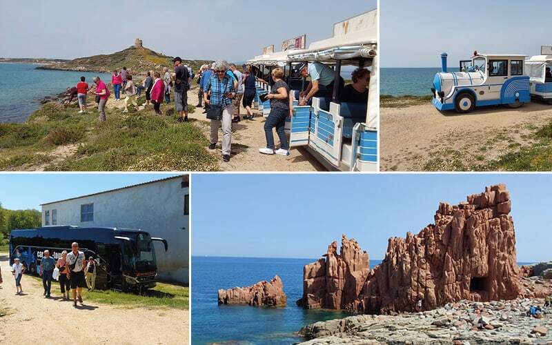 Petit train panoramique à Tharros, voyageurs près de l’autocar et rochers rouges dans la mer