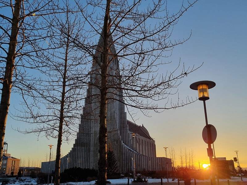 Hallgrímskirkja derrière des arbres dénudés au coucher du soleil à Reykjavik