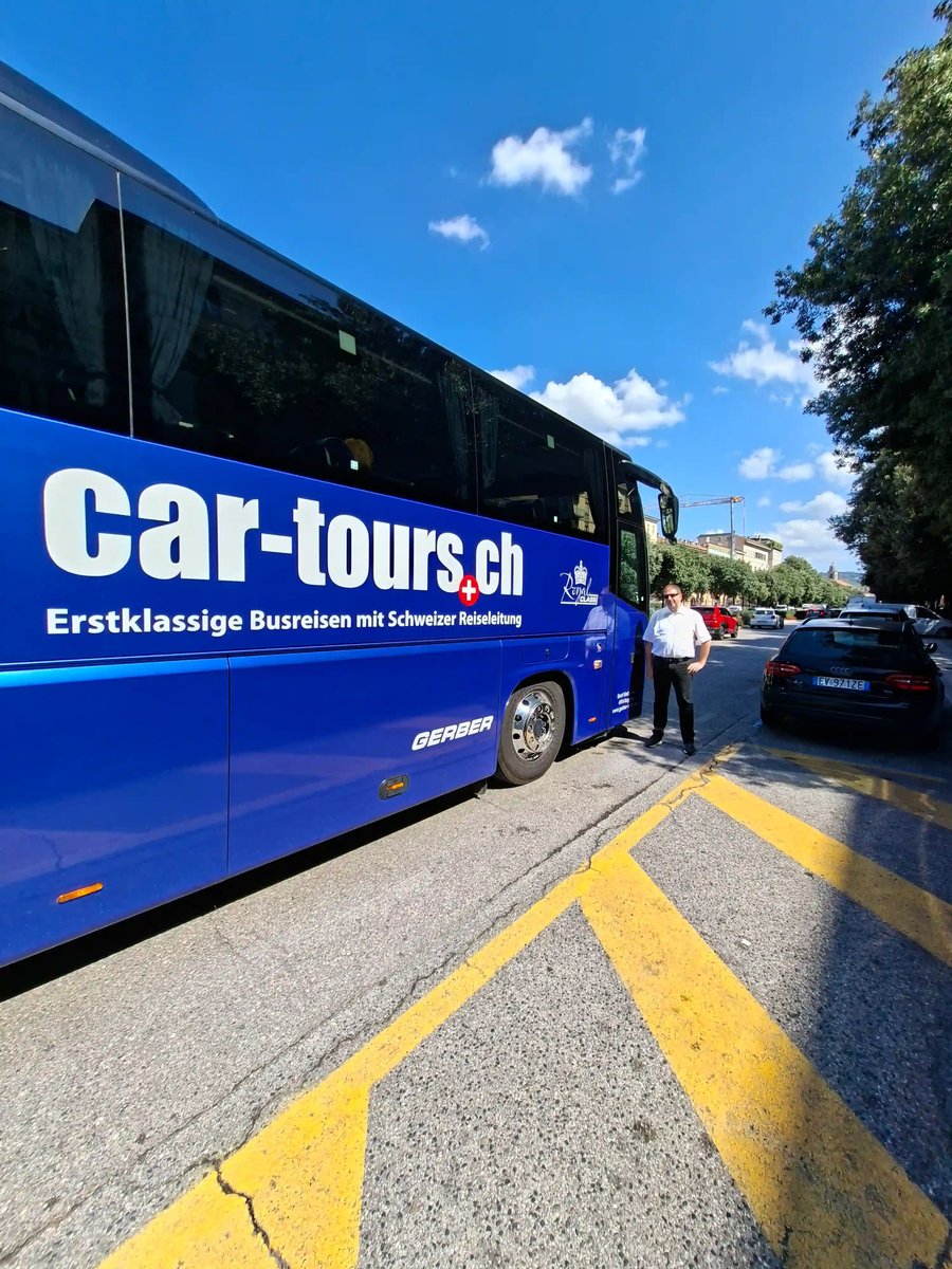 Blauer car-tours.ch Reisebus mit Chauffeur bei sonnigem Wetter in Verona.