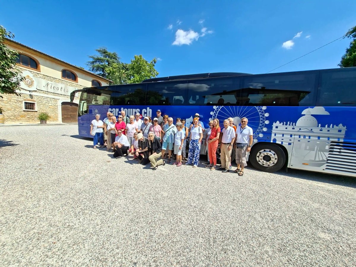 Reisegruppe vor einem car-tours.ch Bus bei einem Ausflug zu einem Weingut.