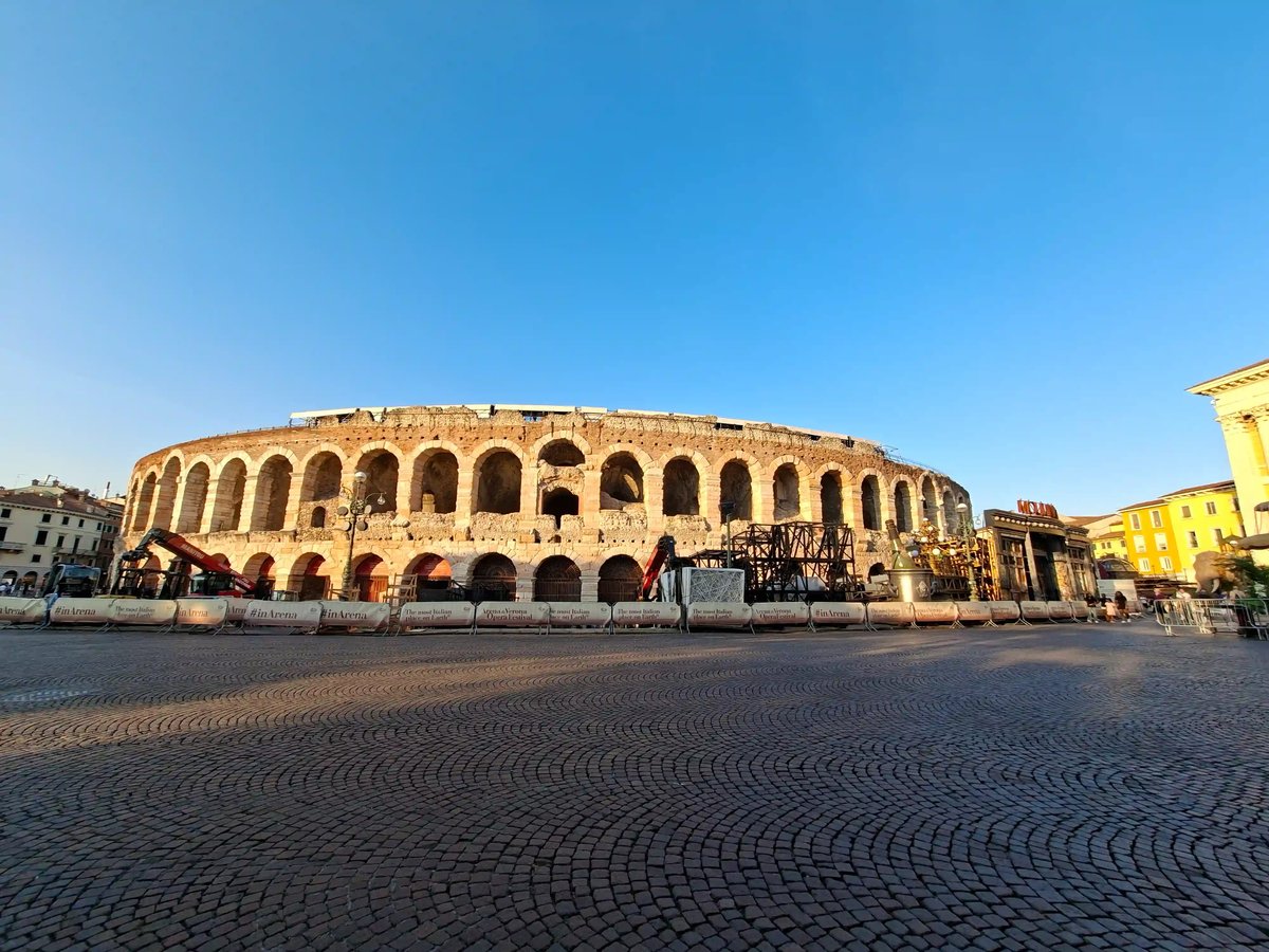Arena di Verona an der Piazza Bra im warmen Morgenlicht.
