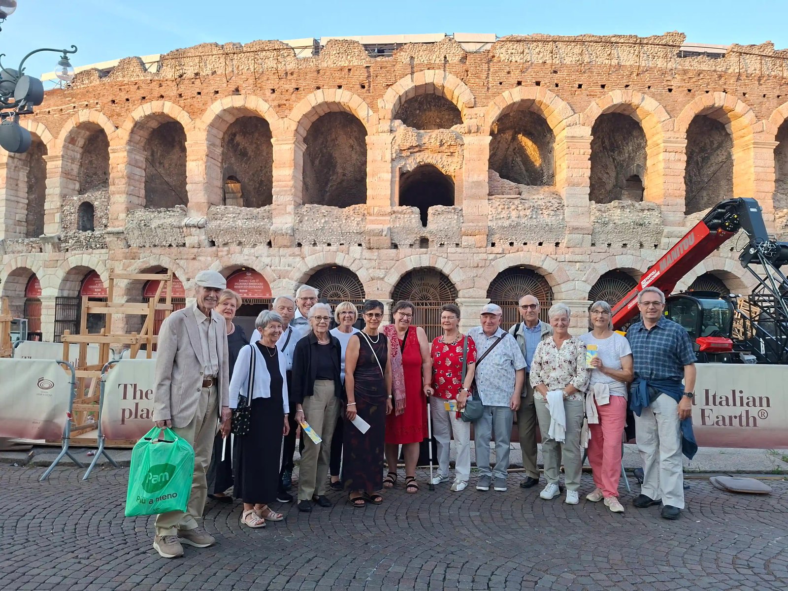 Reisegruppe vor der historischen Arena di Verona.