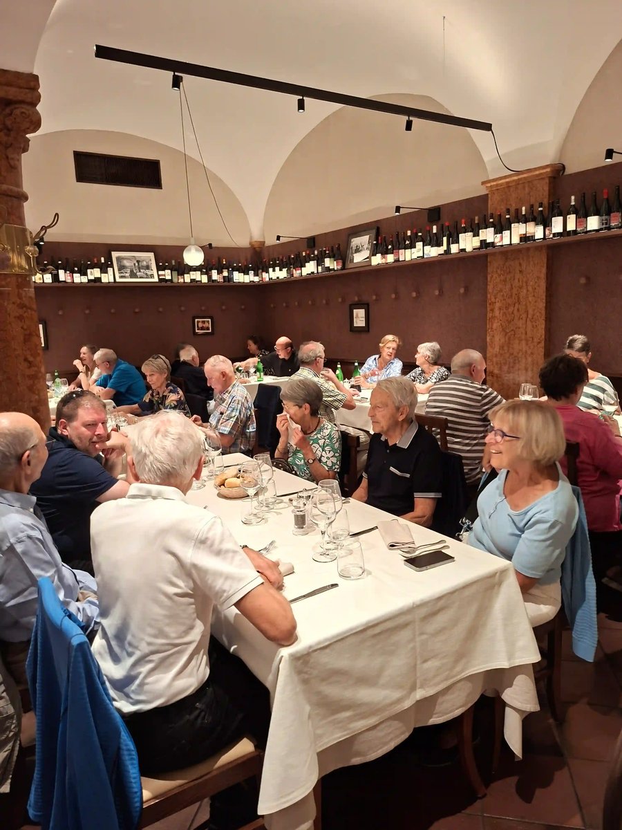 Reisegruppe beim gemeinsamen Essen in einem italienischen Restaurant.