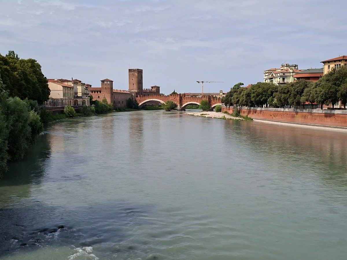 Blick über die Etsch auf die historische Ponte Scaligero und das Castelvecchio in Verona.