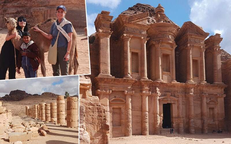Monastère Ad-Deir taillé dans la roche à Pétra, colonnes antiques et voyageuses posant avec un dromadaire