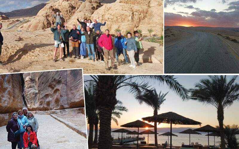 Groupe joyeux devant des rochers de grès, gorge étroite et plage aux palmiers au crépuscule