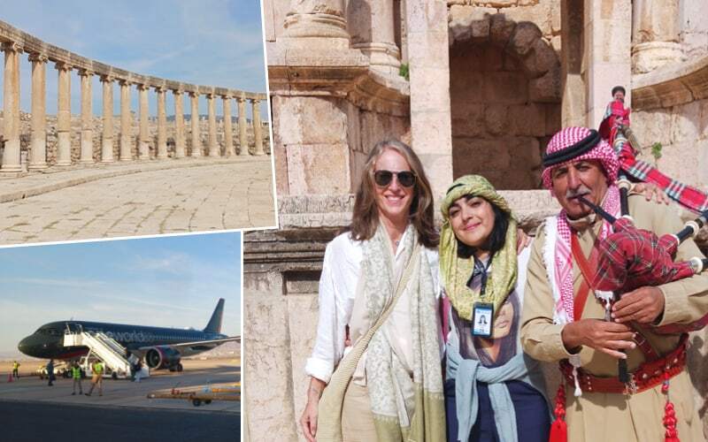 Colonnade antique de Jerash, avion sur le tarmac et voyageuses avec un joueur de cornemuse
