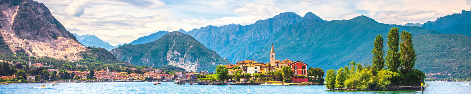 Isola dei Pescatori et son clocher sur le lac Majeur, devant des montagnes verdoyantes