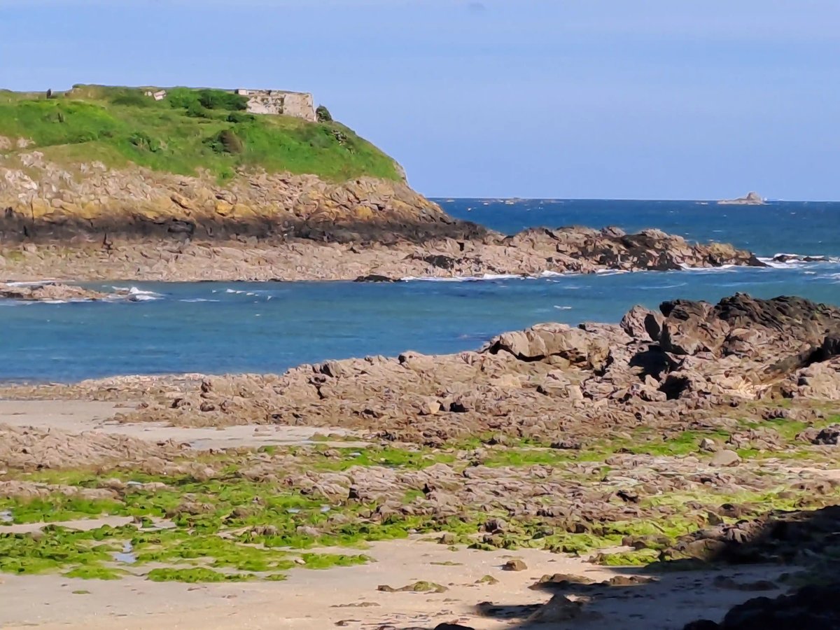 Côte rocheuse de Saint-Malo avec vue sur le Fort National.