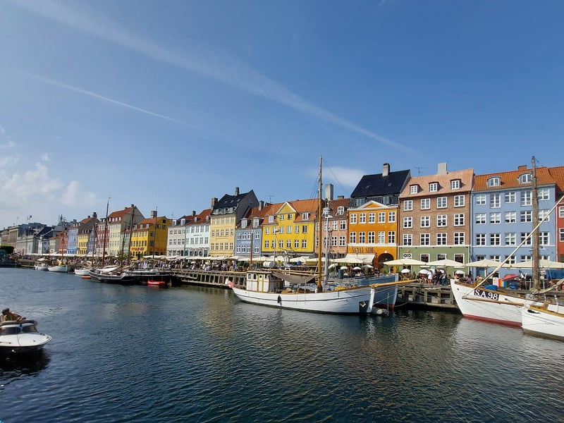 Canal de Nyhavn à Copenhague, bordé de maisons colorées et de vieux voiliers