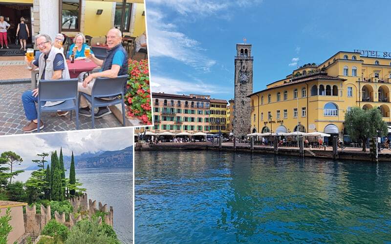 Tour Apponale sur le port de Riva, voyageurs trinquant en terrasse et remparts crénelés