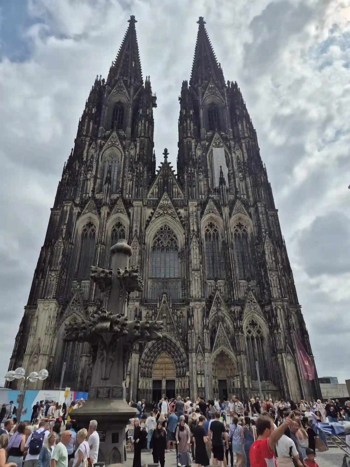 Der imposante Kölner Dom mit seinen markanten Zwillingstürmen