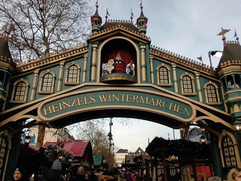 Portail turquoise et doré du marché de Noël Heinzels Wintermärchen à Cologne