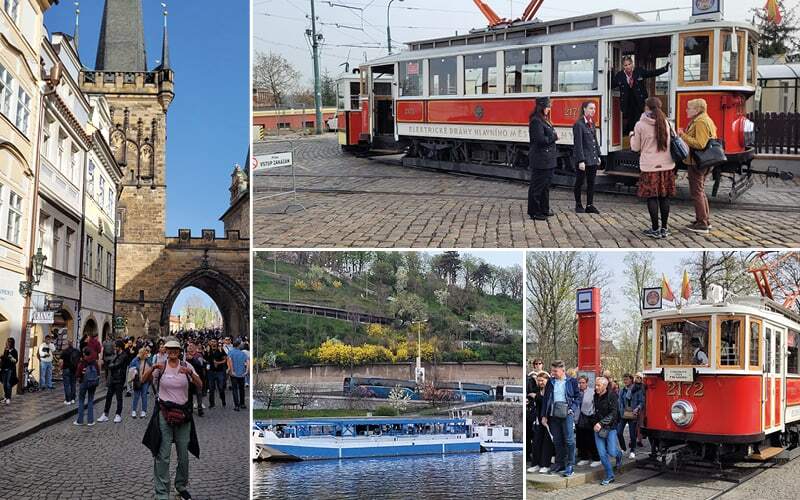 Voyageurs devant un tram historique rouge, tour-porte gothique animée et bateau sur la Vltava