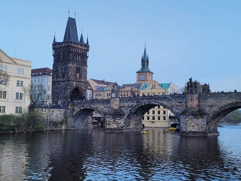 Pont Charles et sa tour gothique au-dessus de la Vltava, avec de petits pédalos jaunes