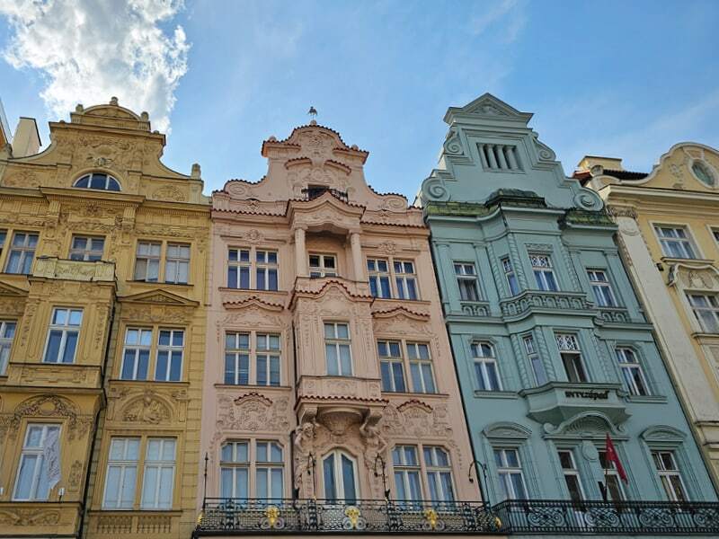 Façades colorées et richement décorées de maisons de ville sous un ciel bleu
