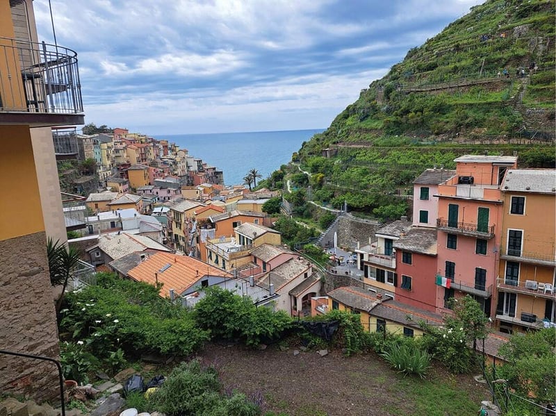 Maisons colorées d’un village des Cinque Terre et vignes en terrasses au-dessus de la Méditerranée