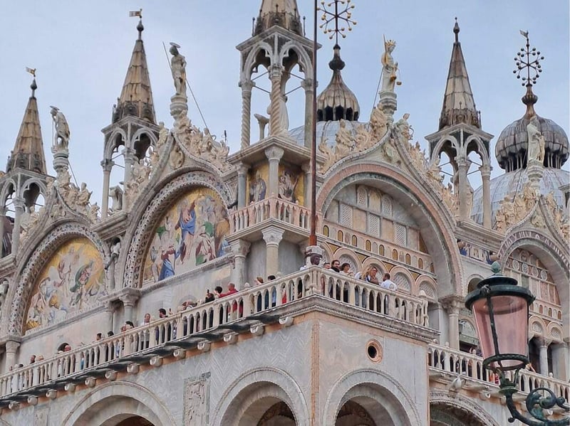 Mosaïques et clochetons de la basilique Saint-Marc avec des visiteurs sur la terrasse