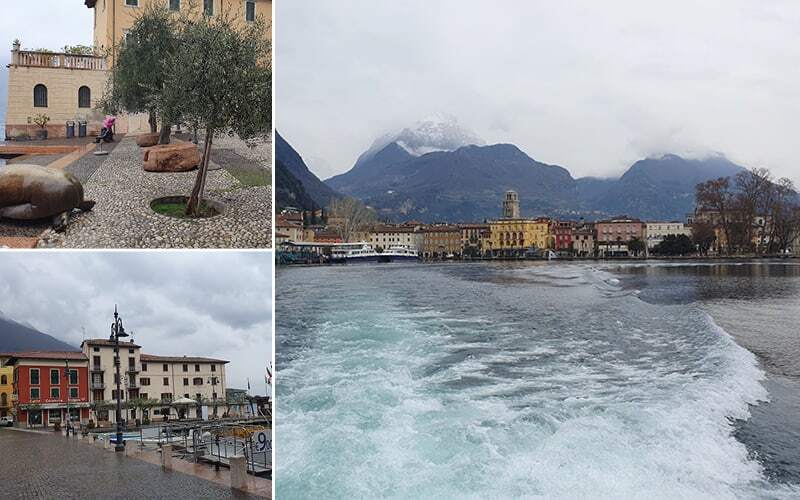 Sillage d’un bateau quittant Riva del Garda, place pavée et quai sous un ciel gris