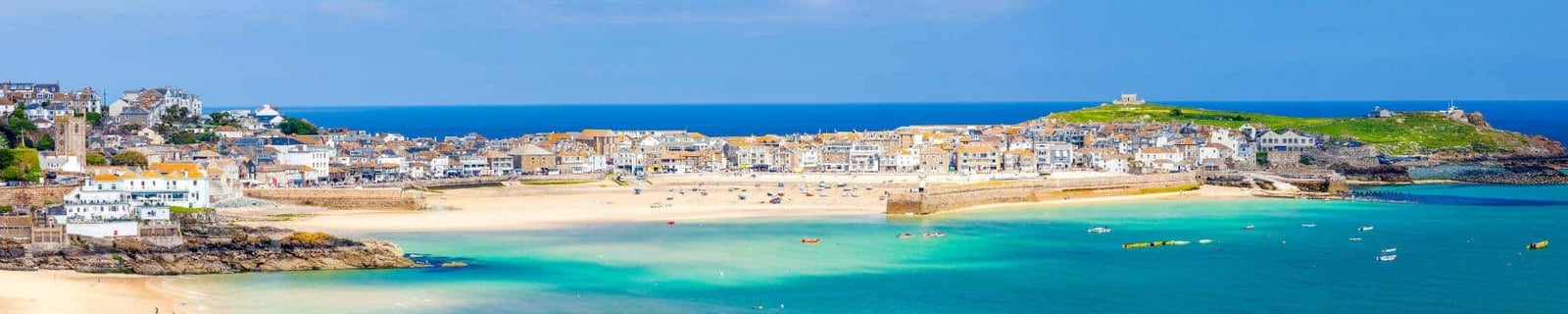 Panorama de St Ives avec sa plage de sable, ses maisons claires et sa mer turquoise
