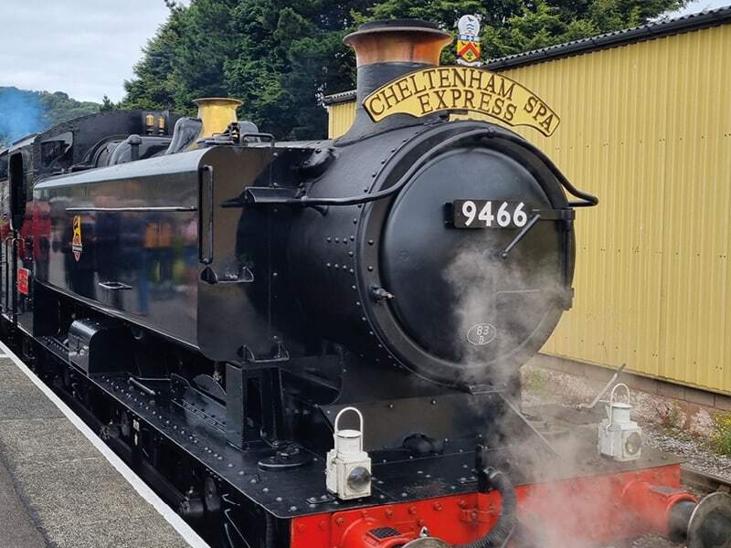 Locomotive à vapeur noire et rouge Cheltenham Spa Express fumante le long du quai