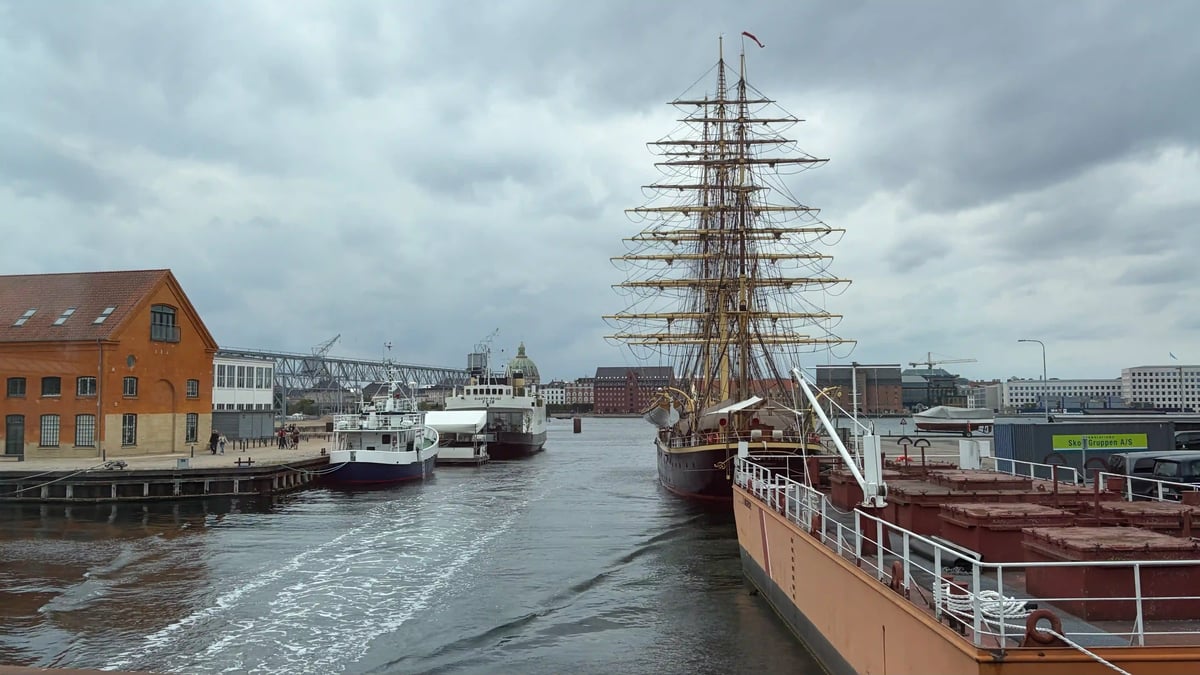 Historisches Segelschiff im Hafen von Kopenhagen.