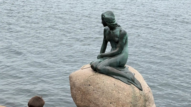 Kleine Meerjungfrau am Hafen von Kopenhagen.