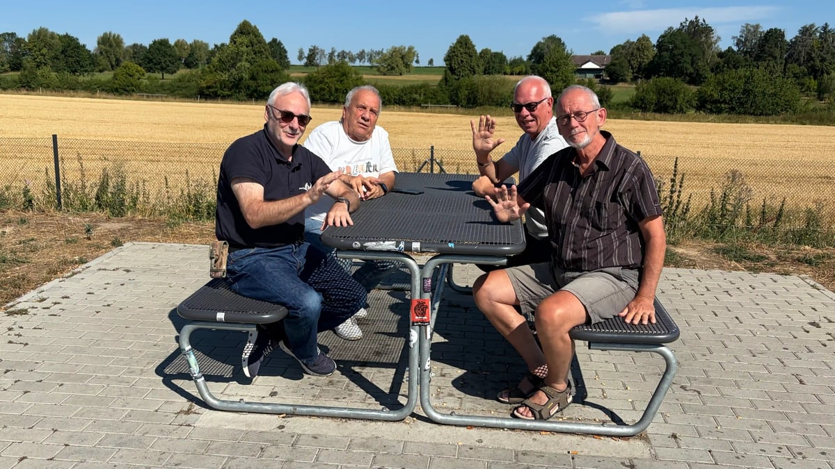 Vier Reiseteilnehmer bei einer Pause in der dänischen Landschaft.