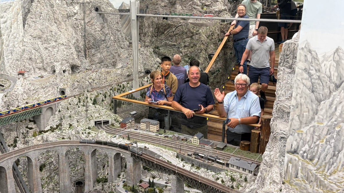 Gäste im Miniatur Wunderland zwischen detailreichen Modelleisenbahn-Landschaften.