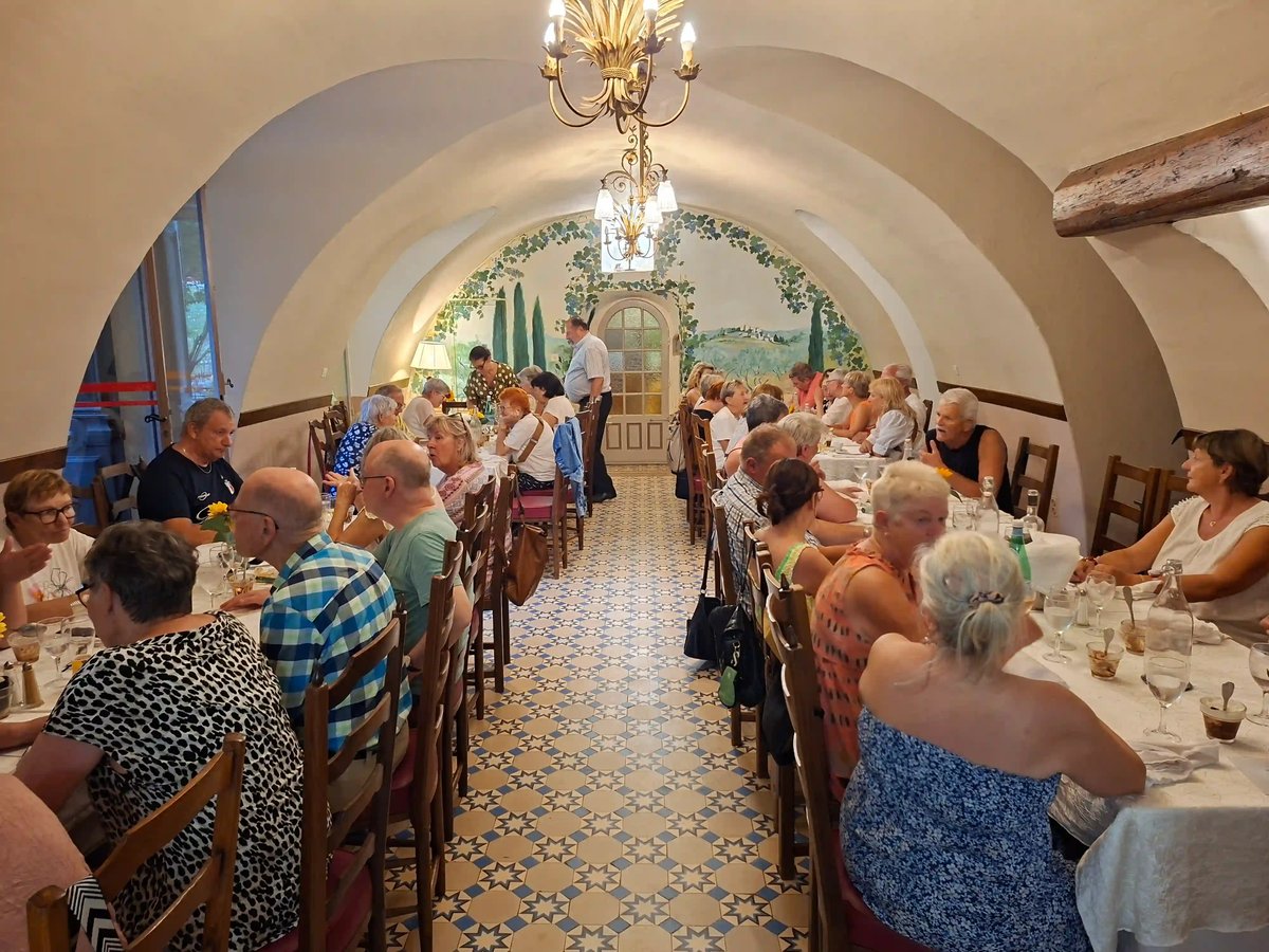 Reisegruppe beim gemeinsamen Essen in einem gemütlichen Restaurant.