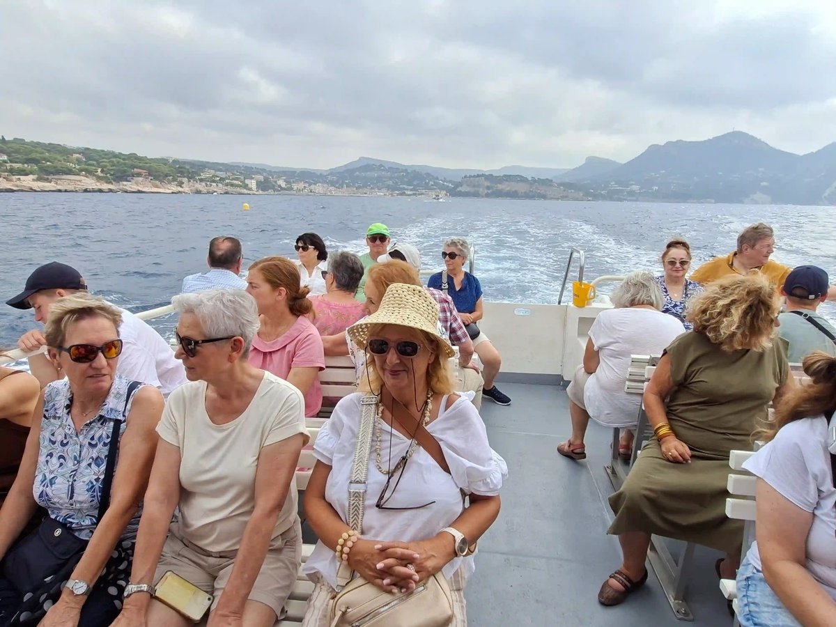 Reisegruppe während einer Schifffahrt entlang der französischen Mittelmeerküste.