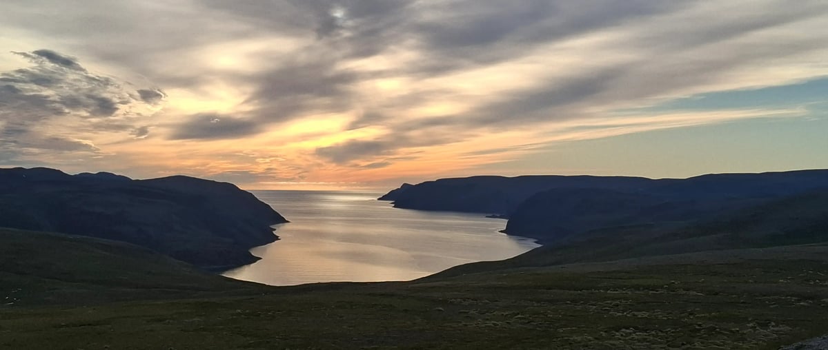Fjordlandschaft am Nordkap im warmen Licht der Mitternachtssonne