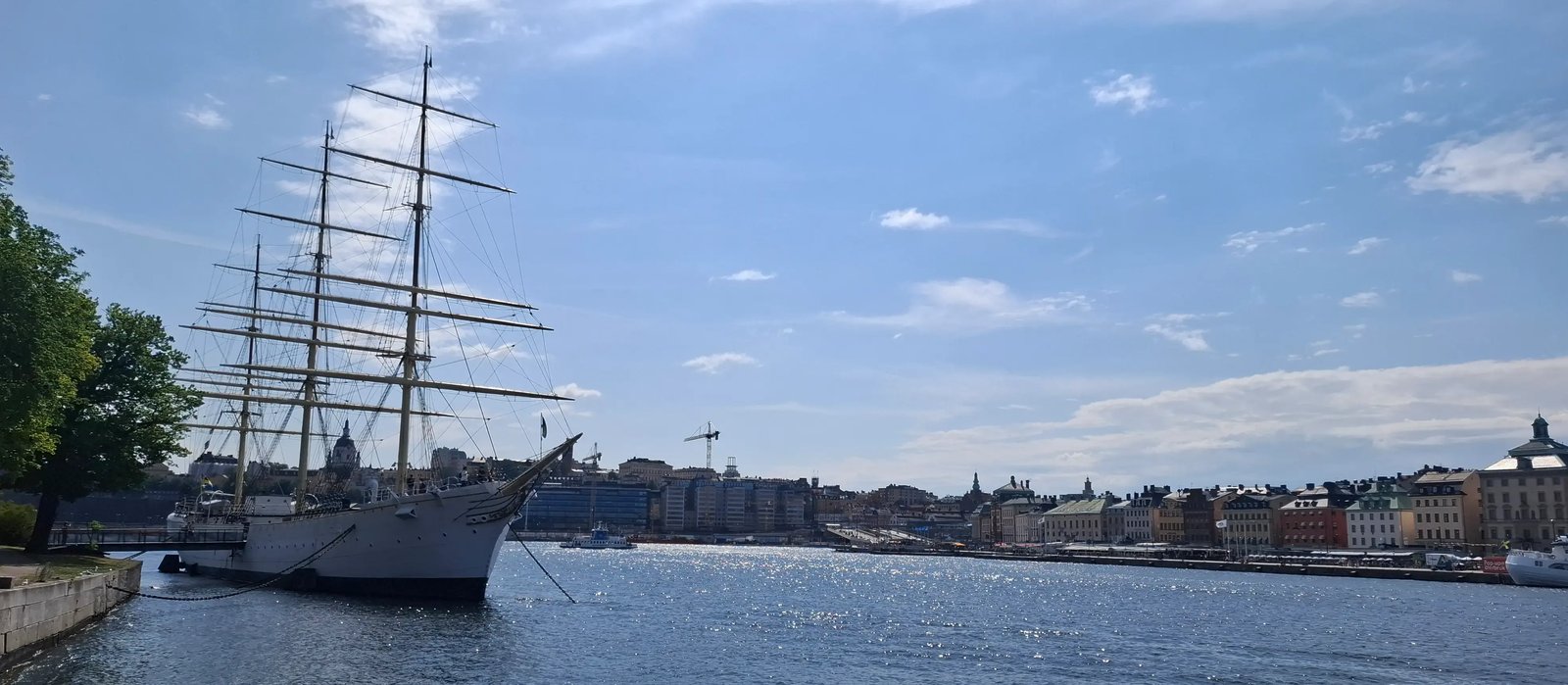Historisches Segelschiff im Hafen von Stockholm unter blauem Himmel