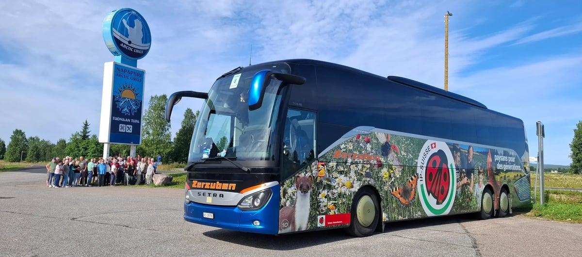 Reisegruppe und Zerzuben-Car am Polarkreis in Napapiiri