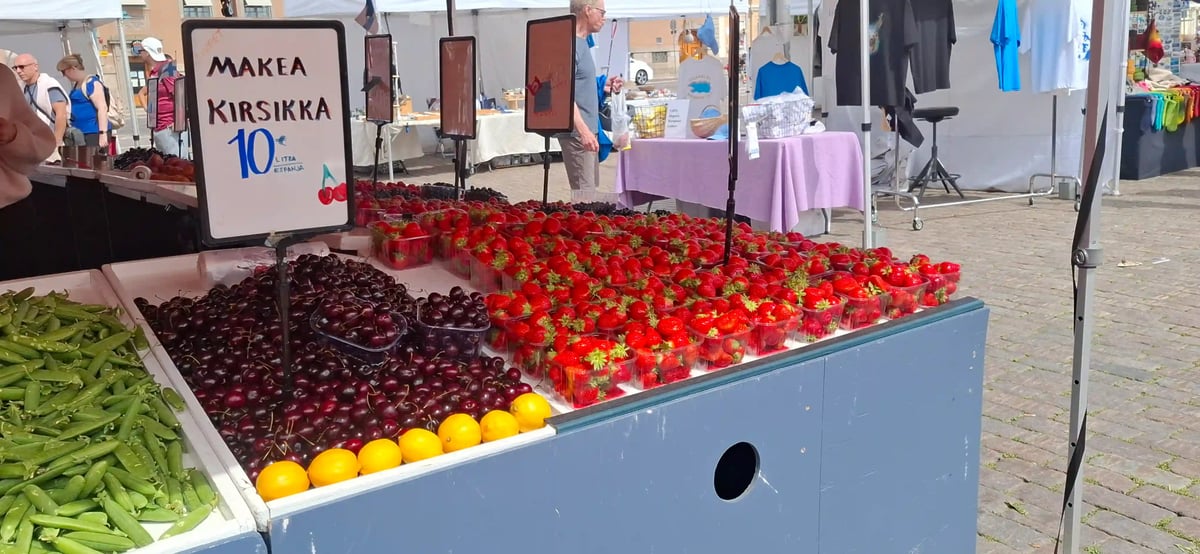 Marktstand in Helsinki mit Erdbeeren, Kirschen, Erbsen und Zitronen