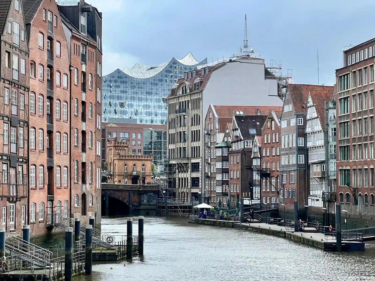 Historische Häuser am Hamburger Nikolaifleet mit der Elbphilharmonie im Hintergrund