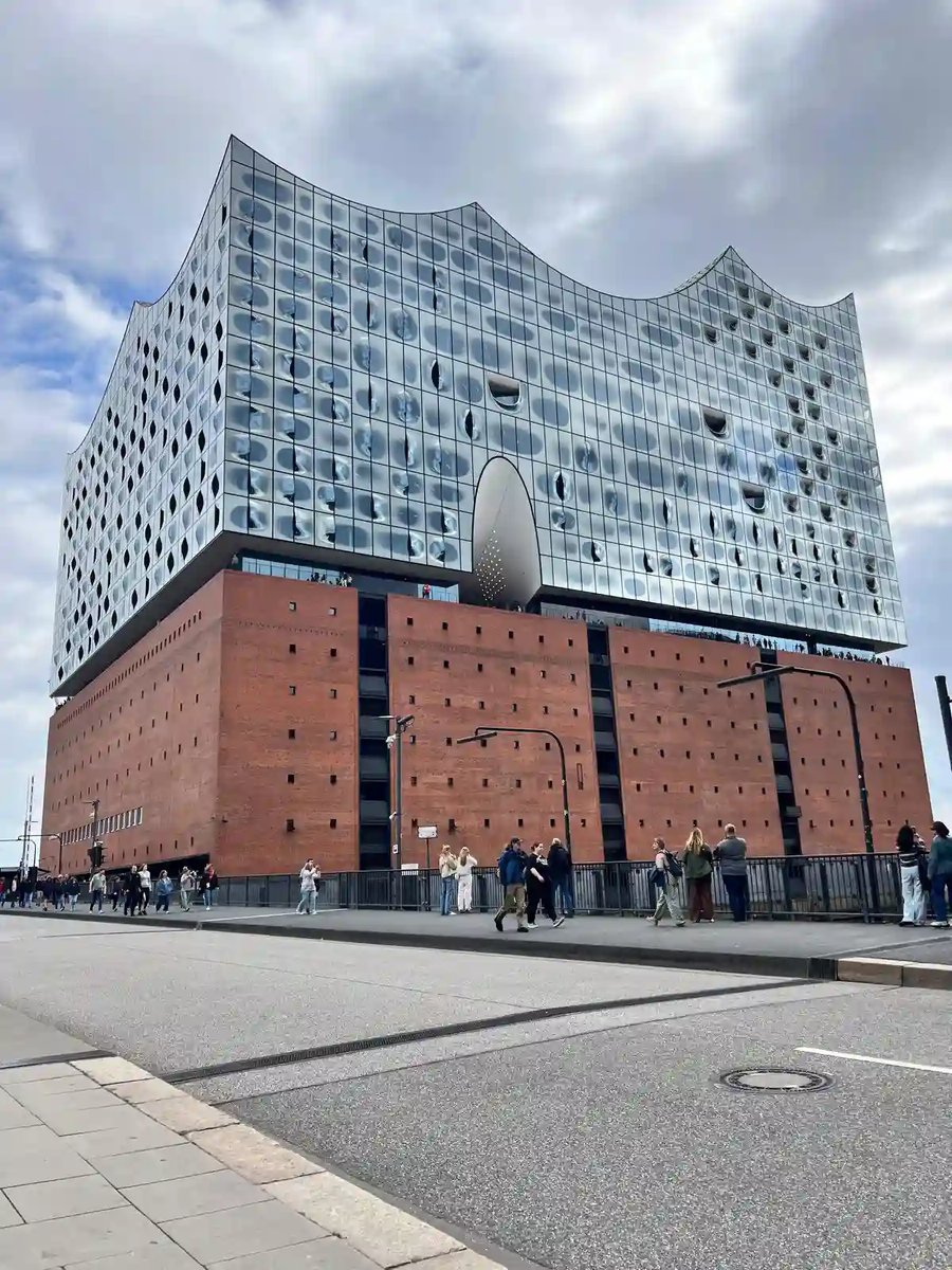 Elbphilharmonie Hamburg mit gläserner Wellenfassade auf einem roten Backsteinsockel