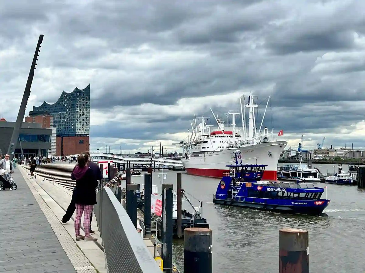 Museumsschiff und Hafenfähre an den Hamburger Landungsbrücken, Elbphilharmonie im Hintergrund