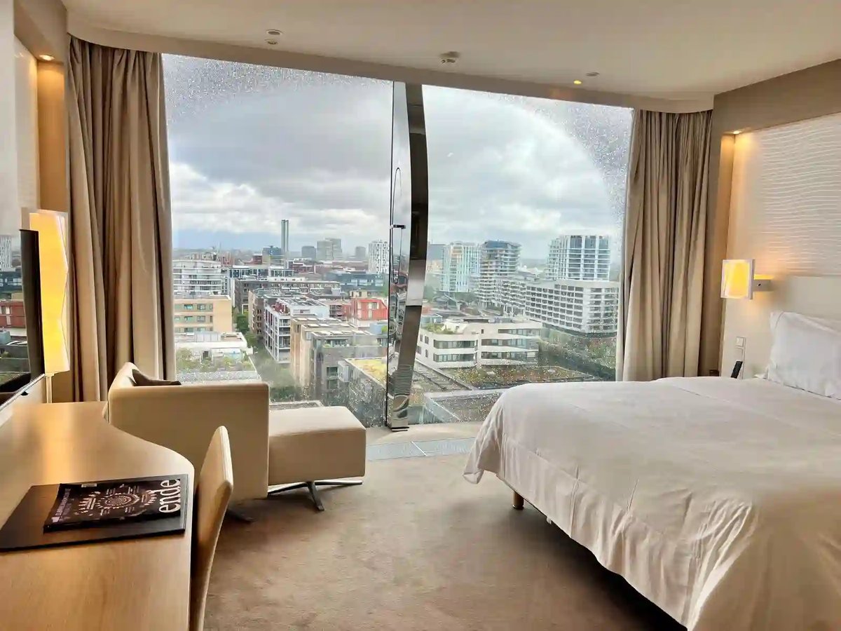 Modernes Hotelzimmer im Westin Hamburg mit Panoramafenster und Blick über die Stadt