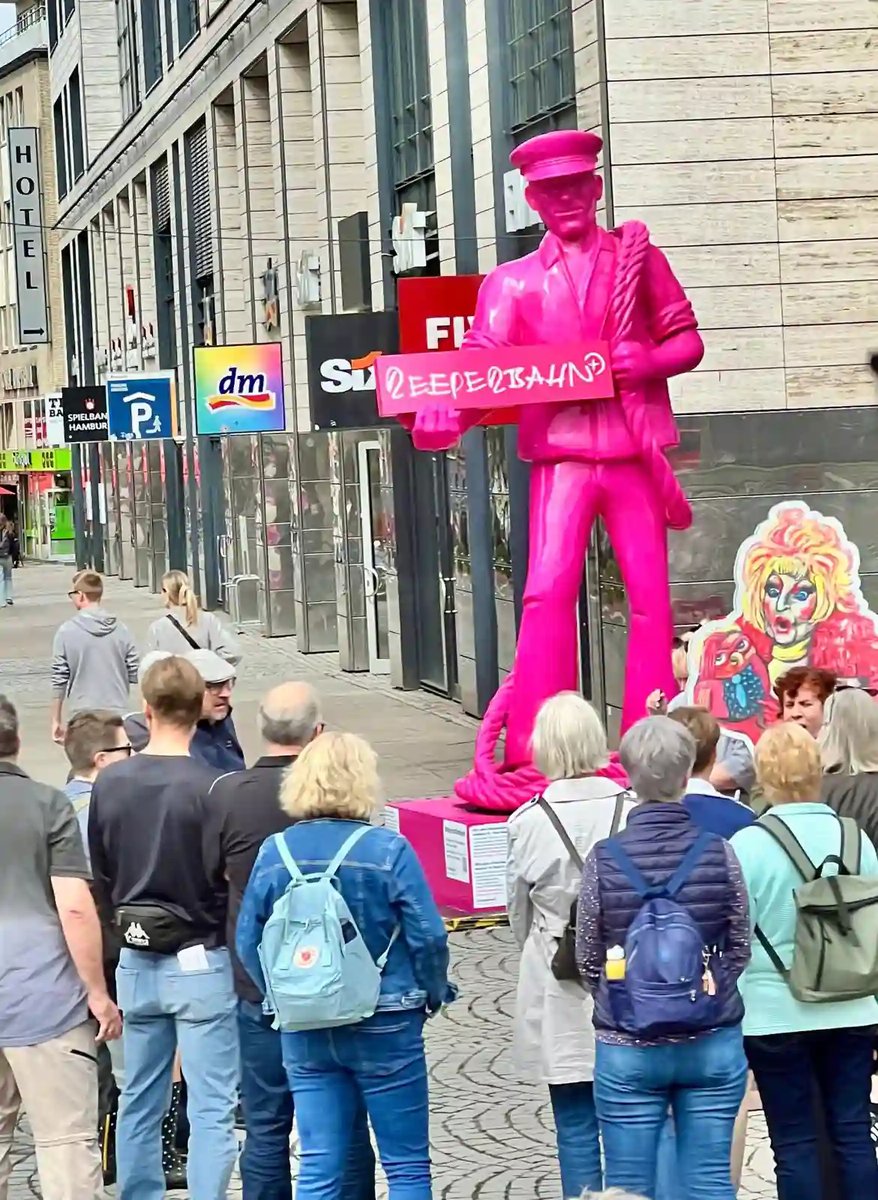 Pink Statue vor einer Besuchergruppe auf der Hamburger Reeperbahnn