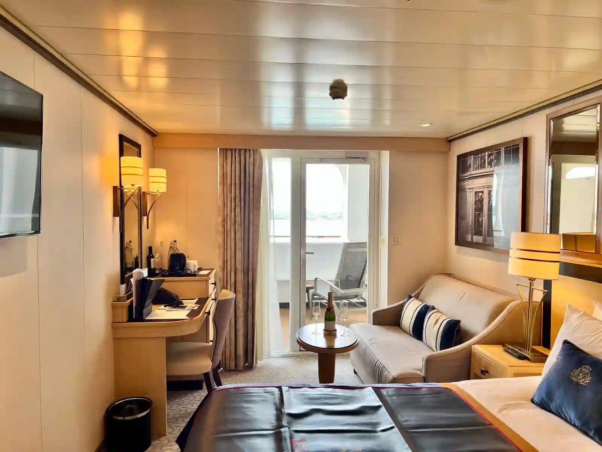 Helle Balkonkabine der Queen Mary 2 mit Bett, Sofa, Schreibtisch und privatem Balkon