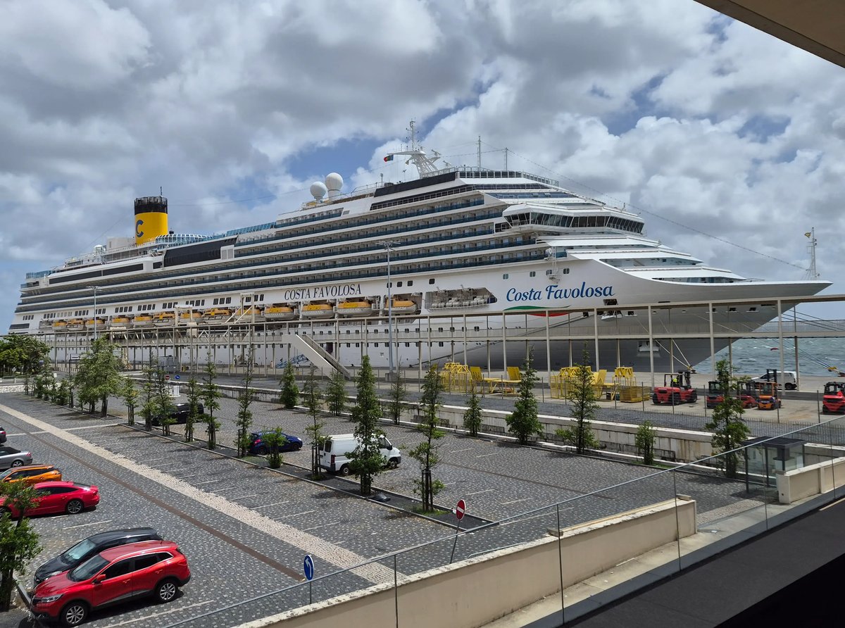 Kreuzfahrtschiff Costa Favolosa im Hafen